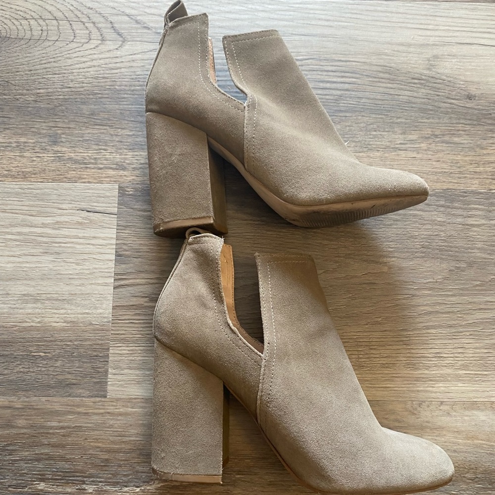 Steve Madden Taupe boots